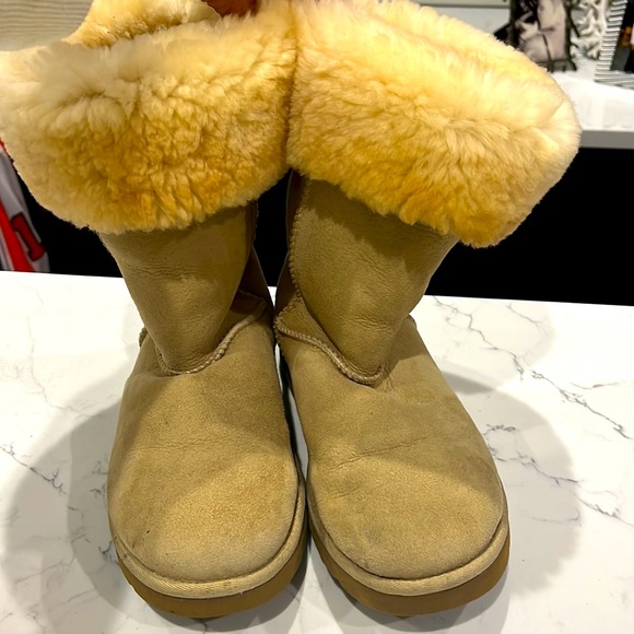 Womens UGG Boots - Picture 2 of 5